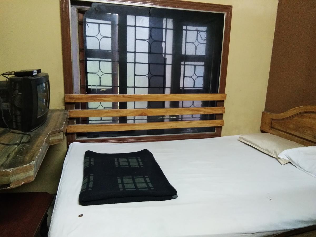 C.B Deluxe Lodge Bangalore Dış mekan fotoğraf