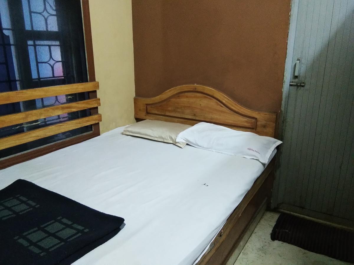 C.B Deluxe Lodge Bangalore Dış mekan fotoğraf