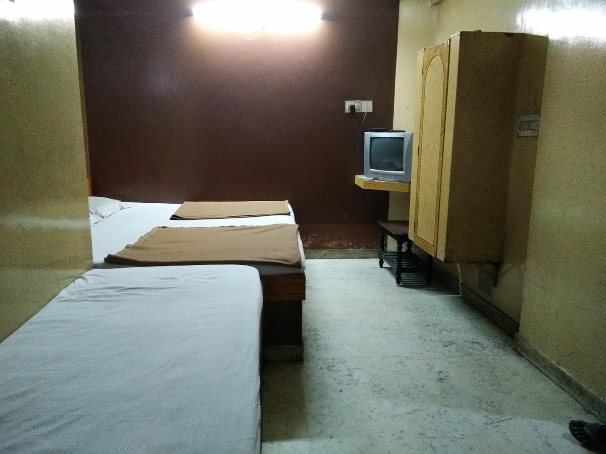 C.B Deluxe Lodge Bangalore Dış mekan fotoğraf