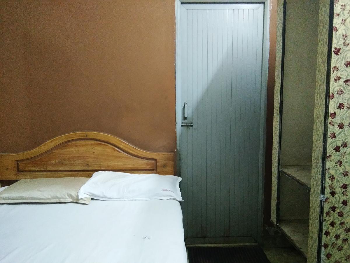 C.B Deluxe Lodge Bangalore Dış mekan fotoğraf