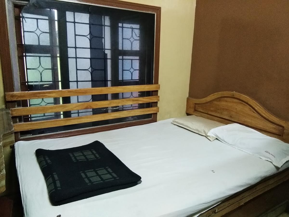 C.B Deluxe Lodge Bangalore Dış mekan fotoğraf