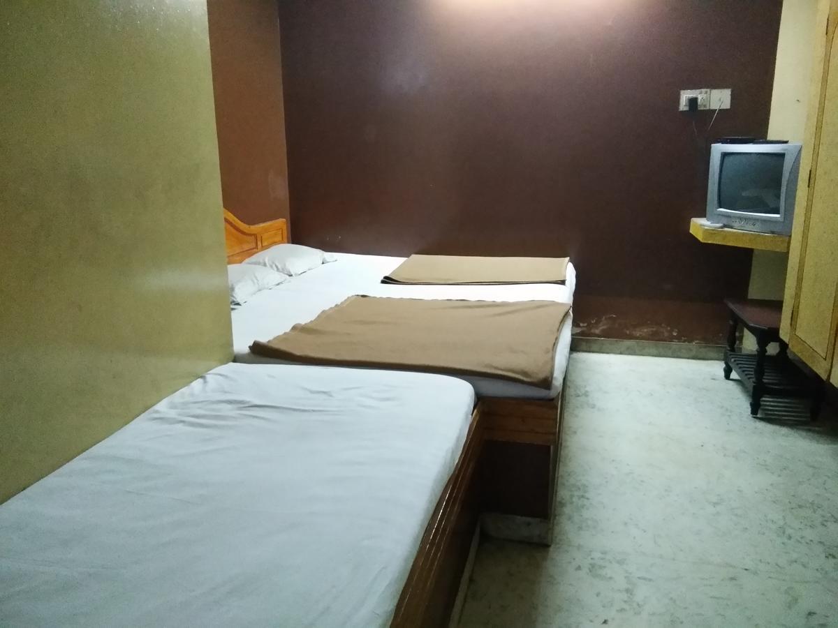 C.B Deluxe Lodge Bangalore Dış mekan fotoğraf