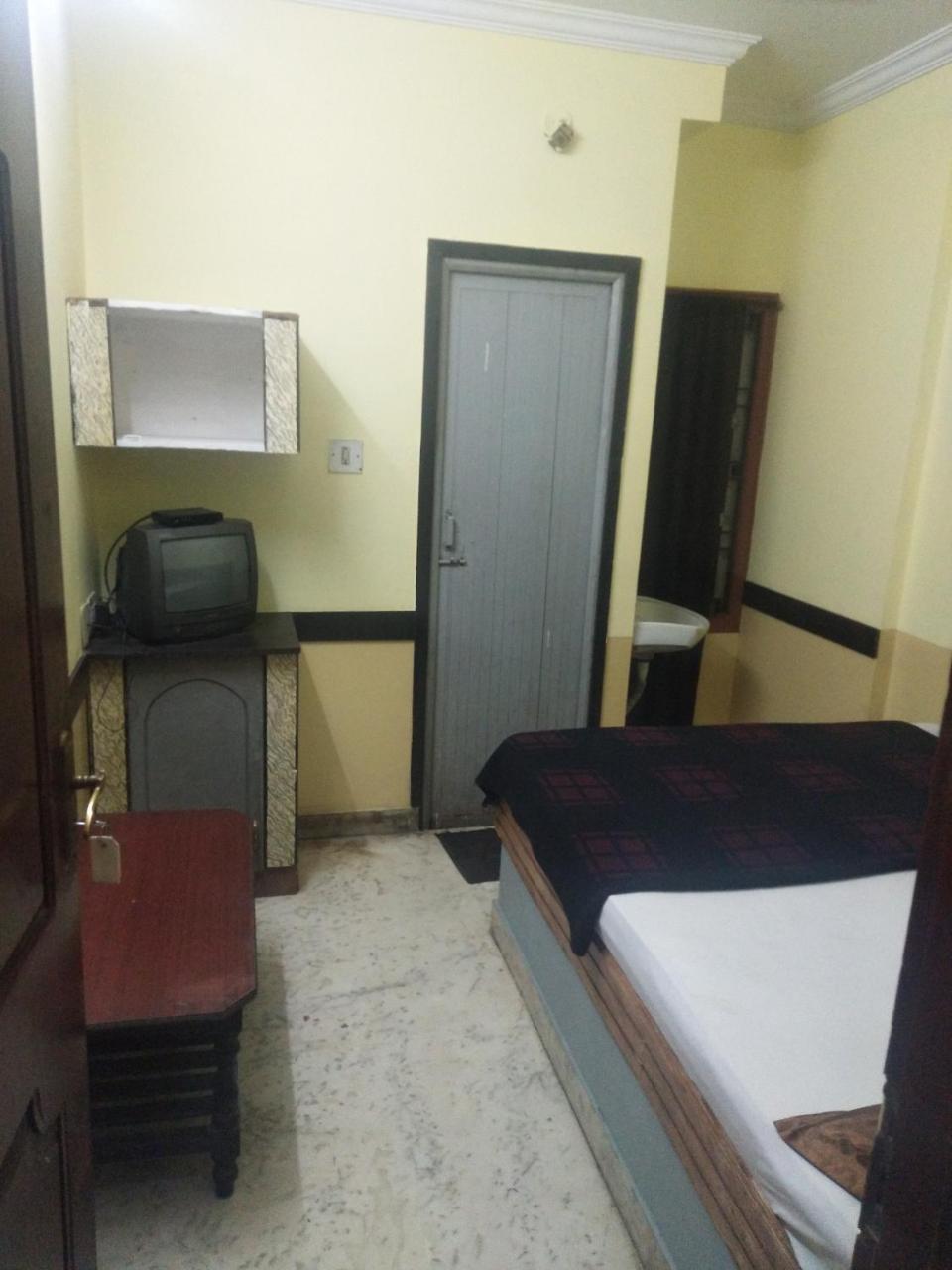 C.B Deluxe Lodge Bangalore Dış mekan fotoğraf