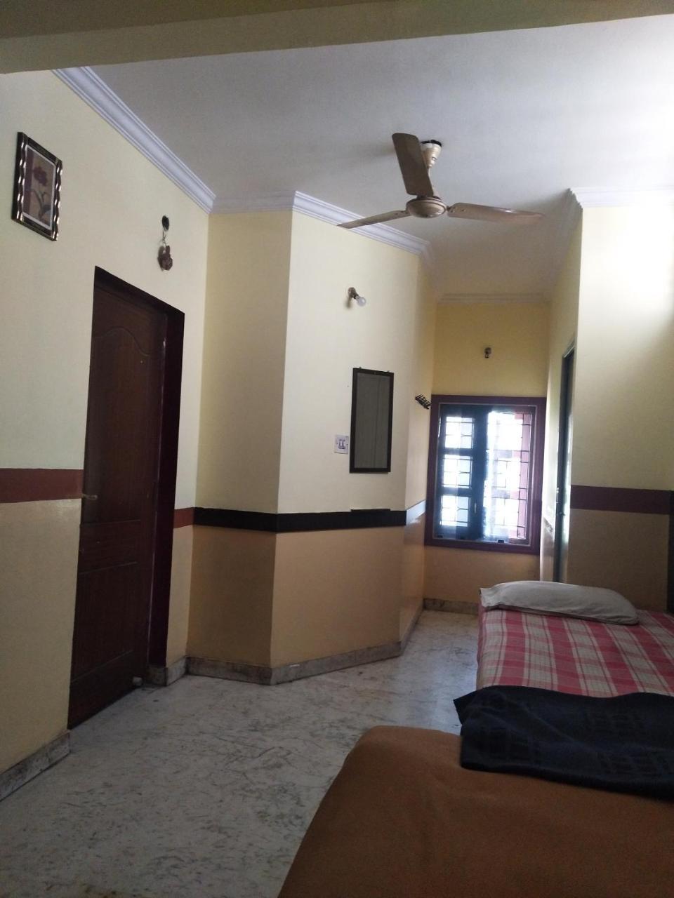 C.B Deluxe Lodge Bangalore Dış mekan fotoğraf
