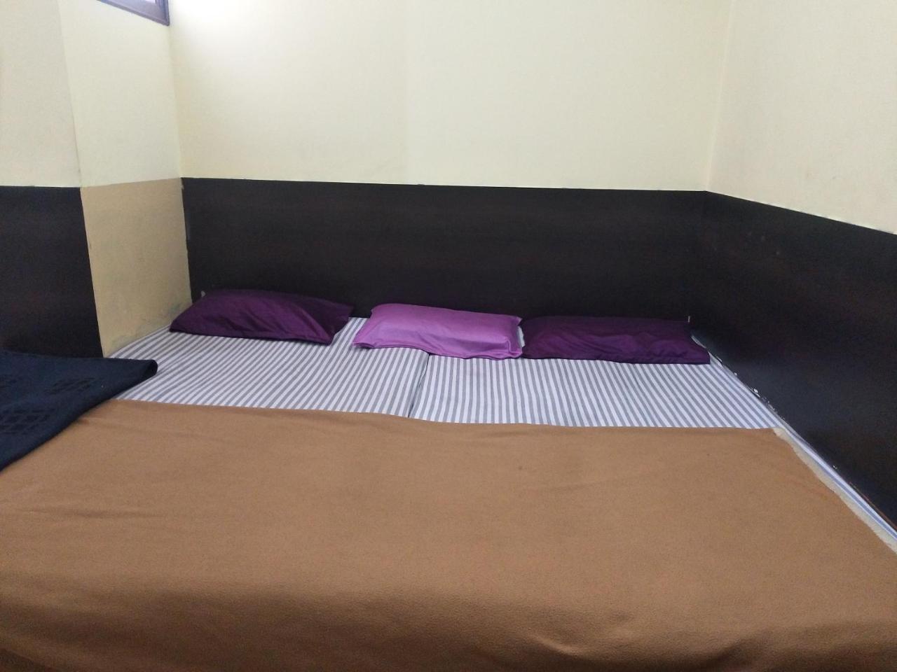 C.B Deluxe Lodge Bangalore Dış mekan fotoğraf