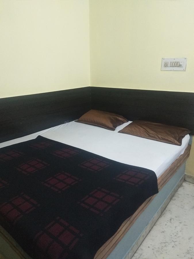 C.B Deluxe Lodge Bangalore Dış mekan fotoğraf